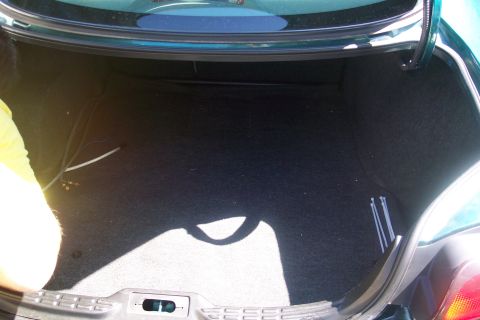1998 Ford Taurus - another pic of the trunk (i'll get pics of the subs once they are finally in my box...)