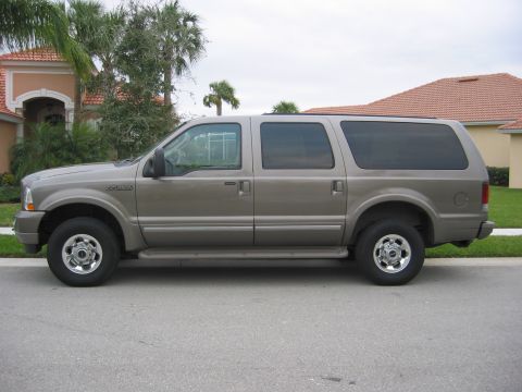 2003 Ford Excursion photo