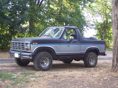 1986 Ford Bronco - This is really the only poser picture I have right now. I like it though.