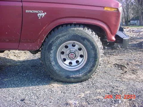 1980 Ford Bronco - here is a pic of the front tire stuffed with the rear on the hill