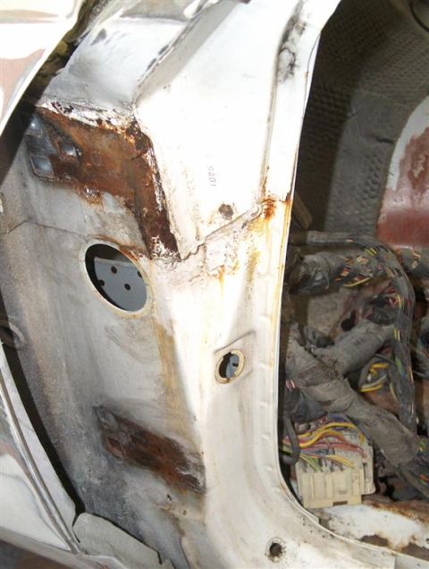 1990 Ford LTD Crown Victoria - Driver's door hinges : Ready for sandblast. A few metal sheets will have to be removed. That's very bad rust.