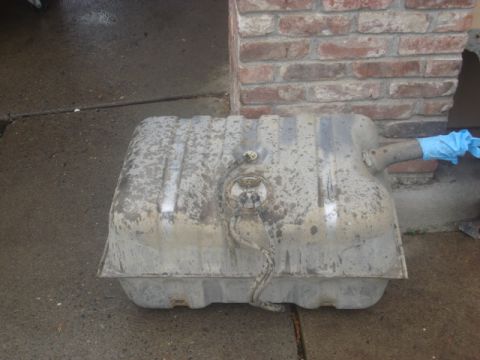 1983 Ford Bronco - this is a 33 gallon 3 1/2" top tank. this has the single high pressure pump and sending unit inside.
