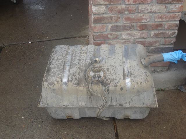 this is a 33 gallon 3 1/2" top tank. this has the single high pressure pump and sending unit inside.