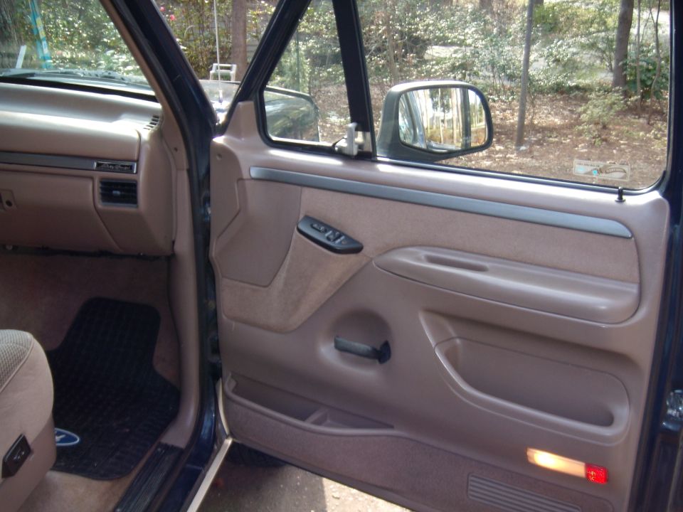 1992 Ford Bronco interior door panel and dashboard