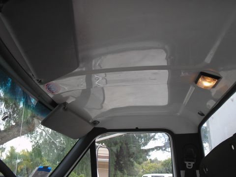 1999 Ford F-800 - View of the interior ceiling of a truck, showing the sun visor and a dome light.