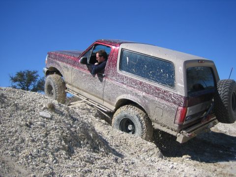 1986 Ford Bronco - This hill broke 2 crapy Mile Marker hubs