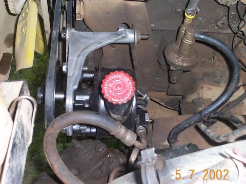 1986 Ford Bronco - Another mount on a 1982 4.9L Bronco. This one has the HD case, notice how the high presure outlet was rotated and using the stock hose. Sto…