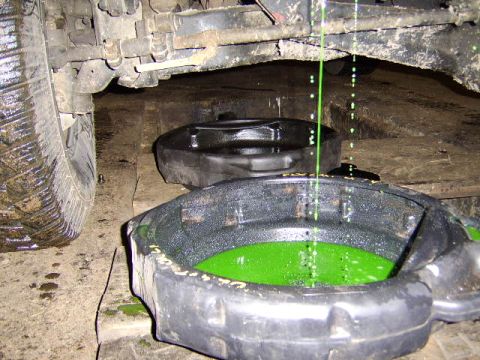 1989 Ford Bronco - draining the oil and coolant