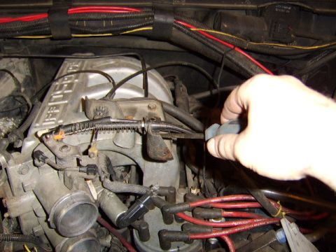 1989 Ford Bronco - The throttle cable is removed by prying upwards at the bracket to remove it and simply prying upward at the throttle body with the same scr…