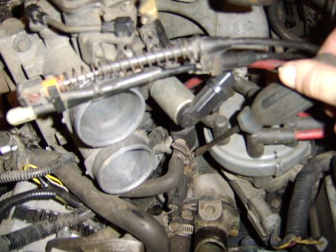 1989 Ford Bronco - and this one down here by the distributor. It is easyer to loosen the clamp here than at the bottom of the throttle body