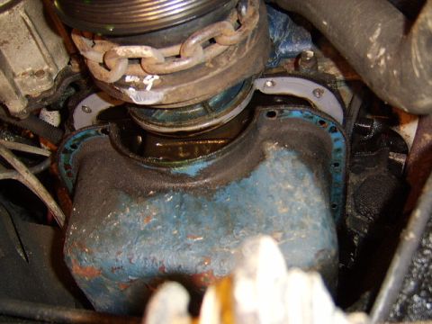1989 Ford Bronco - at this point I realize that I did in fact use the rubber oil pan gasket, wich makes me wonder why it was leaking so bad.