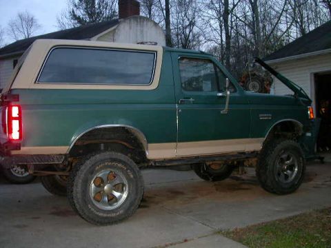 1990 Ford Bronco - The truck sits about an inch higher with the motor & tranny out.