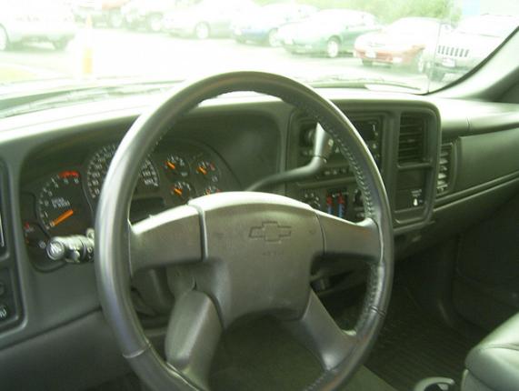 Dashboard and steering wheel of a 2005 Chevrolet Silverado. The Chevrolet logo is on the steering wheel
