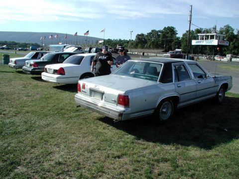 1989 Ford Crown Victoria LTD - Right/Rear view