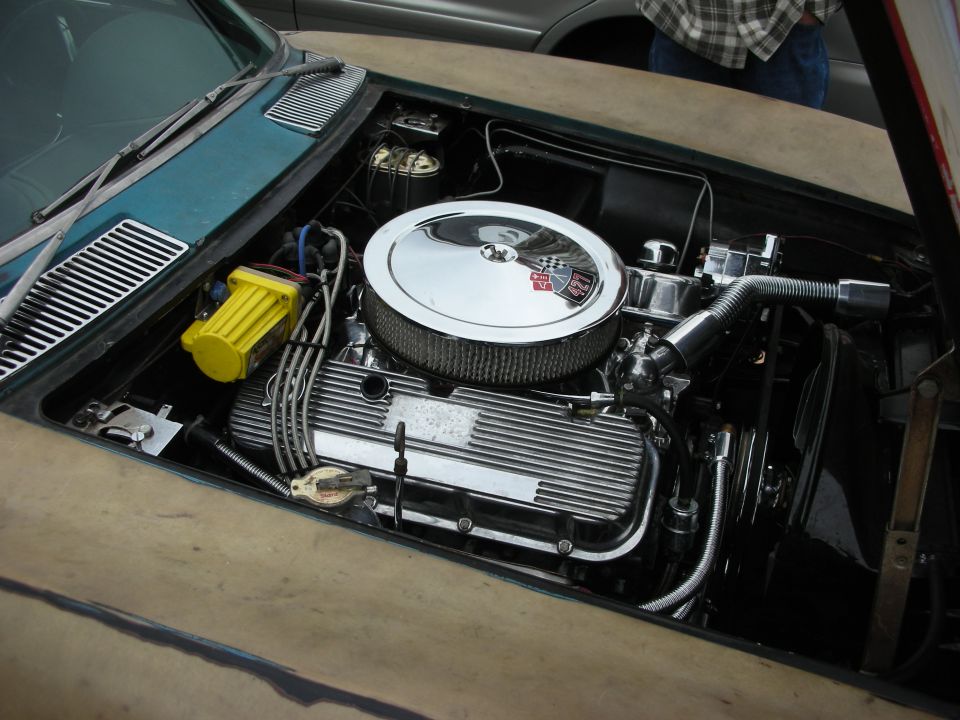 Chrome-air-cleaner V8 engine bay of a Chevrolet Corvette