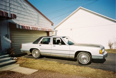 1989 Ford LTD Crown Victoria - Wheel covers are off, plain steel wheels right now.