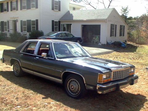 1987 Ford Crown Victoria LTD - Front right end, a little bit clipped off because I cant take a god damned picture.