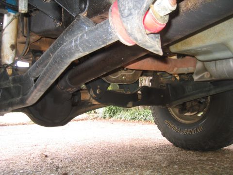 1996 Ford Bronco - backside of the front axle and driveshaft (after)