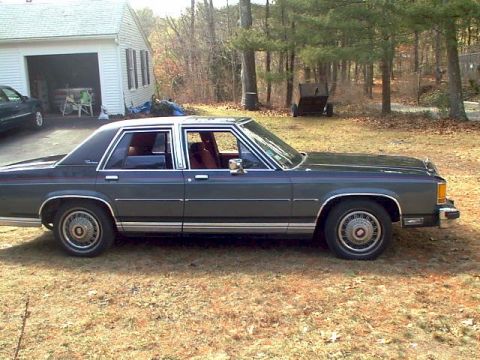 1987 Ford Crown Victoria LTD - Right side view. Even more clipped off of the car, because once again, I cant take a picture.
