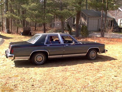 1987 Ford Crown Victoria LTD - Back right view, NICE, I can take a picture now!