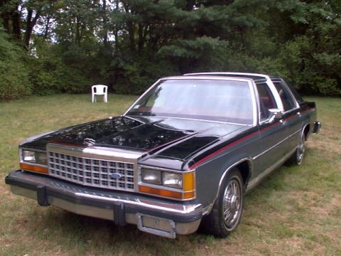 1987 Ford Crown Victoria LTD - 1987 Ford Crown Victoria LTD in a grassy yard.