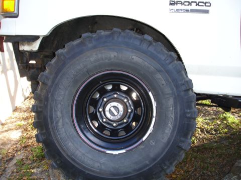 1989 Ford Bronco - This 1989 Ford Bronco features custom rims and oversized tires, as seen from the side.
