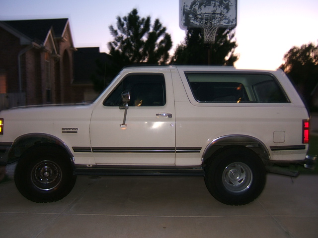 White 1991 Ford Bronco side view