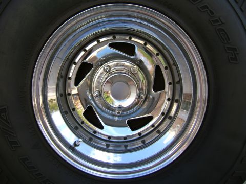 1991 Ford Bronco - Close-up of a chrome wheel and tire, with a Supermotors.net watermark.