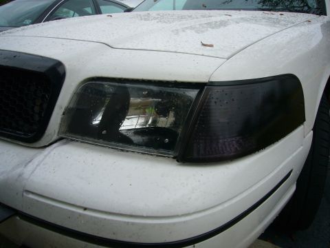 2000 Ford Crown Victoria - Front corner lights of a white 2000 Ford Crown Victoria, tinted lenses.