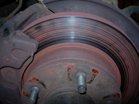 1990 Ford Bronco - Passengers side disk. Not really grooved. Shiney part is where pads made contact with the rotor. The rust part is higher than the shiney pa…