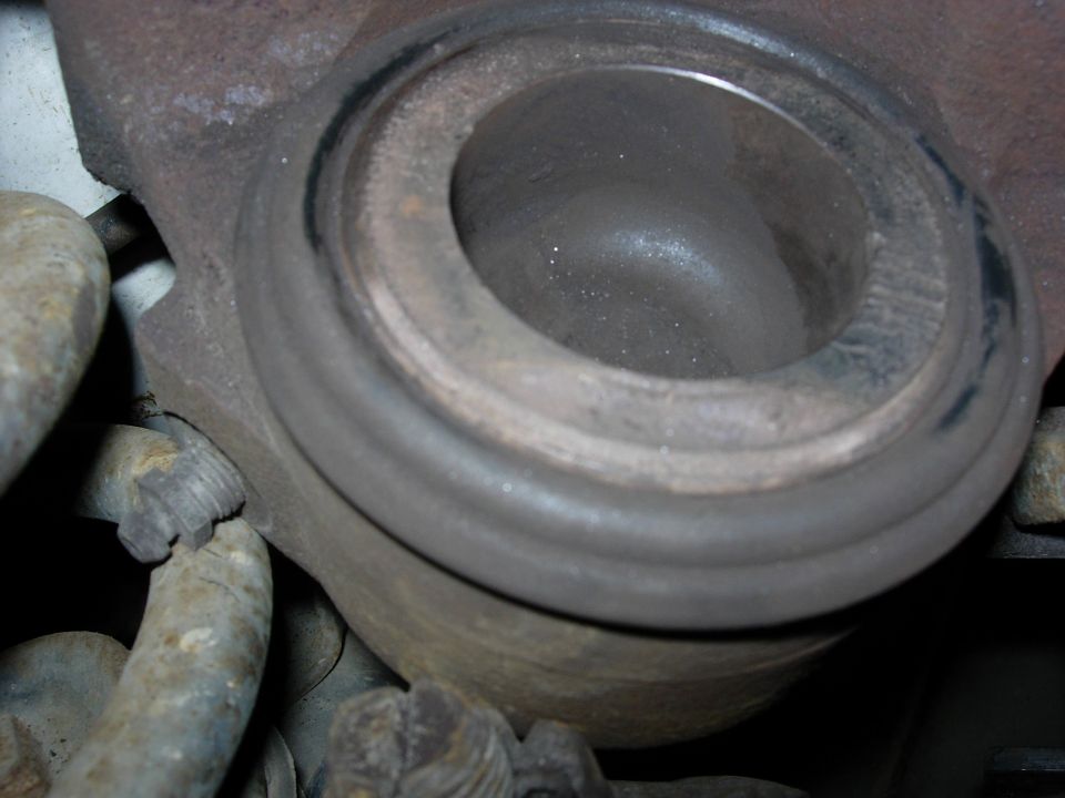 Drivers side caliper piston has some maring but overall good condition.  Rubber seal still soft and functional.