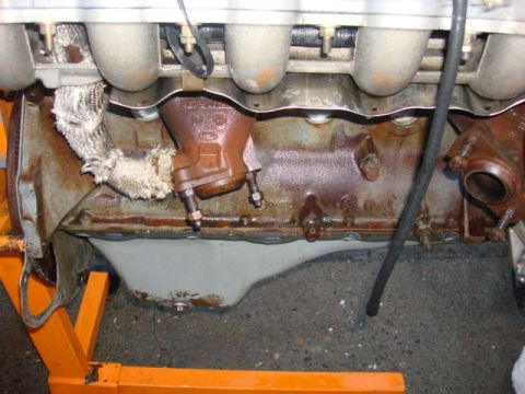 1983 Ford Bronco - No wonder why this was leaking oil. the oil pan gasket is sticking out all over.