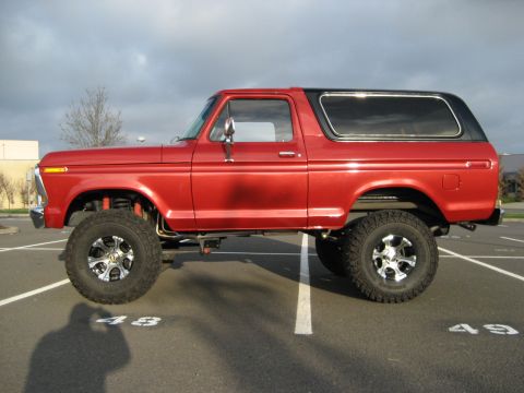 1979 Ford Bronco - This lifted 1979 Ford Bronco features a bright red exterior and a contrasting black removable top.