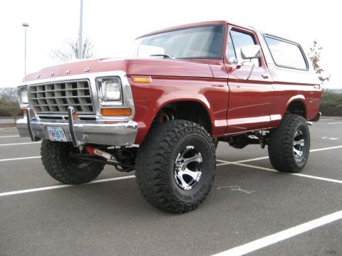 1979 Ford Bronco - This 1979 Ford Bronco features a lifted suspension and large off-road tires.