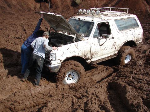 1996 Ford Bronco - Chris looking at his broken motor mount