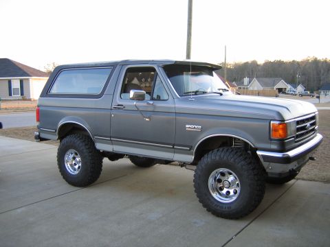1989 Ford Bronco - This Ford Bronco appears to be from the late 1980s, not a 1989 model as claimed.
