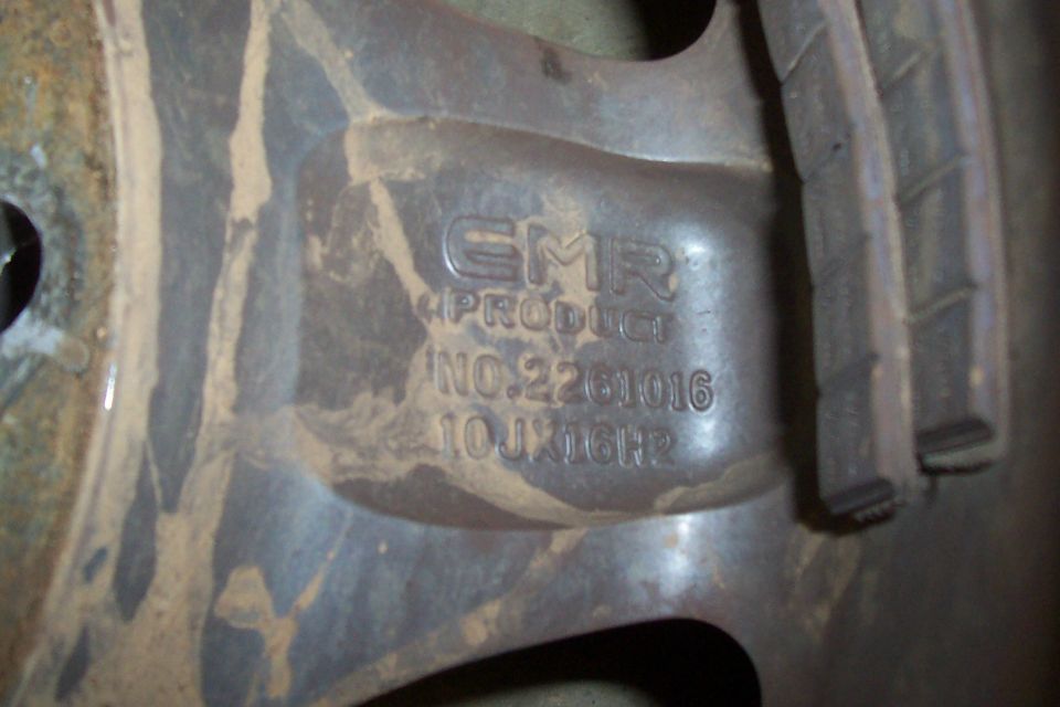 Close-up of a wheel with GMR PRODUCT NO:2261016 10JX16H2 markings