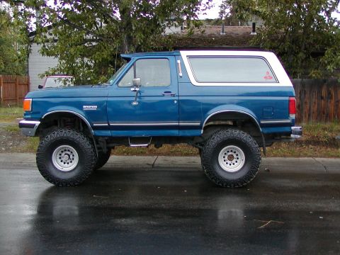 1990 Ford Bronco - all nice and clean, until the next mud hole.