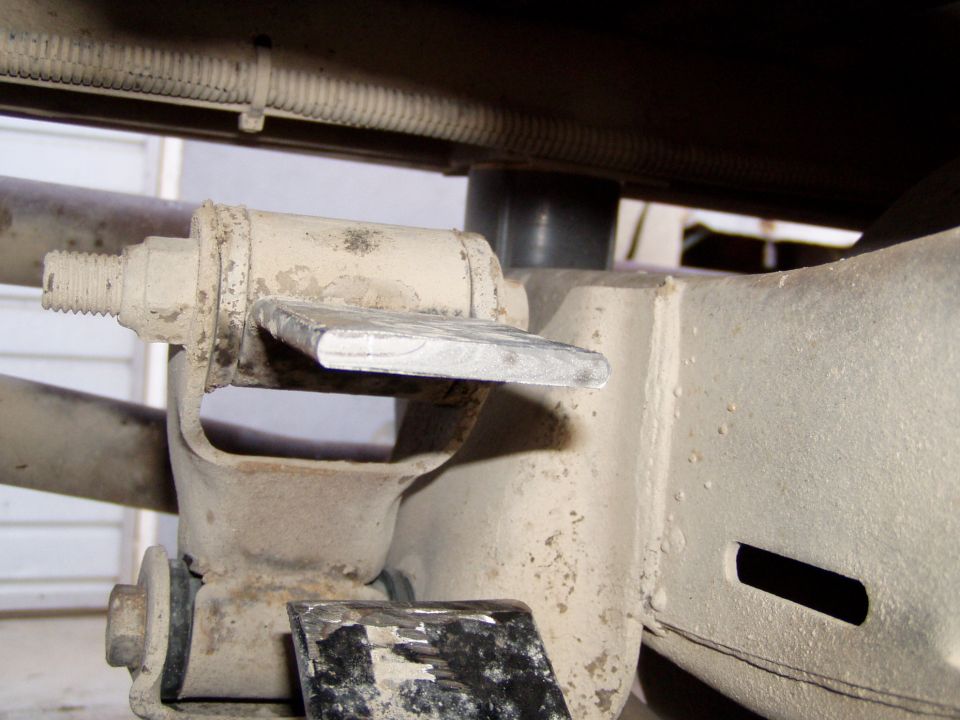 Close-up of suspension components with Supermotors.net logo visible