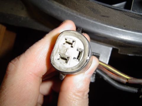 1989 Ford Bronco - Plug for the fan itself