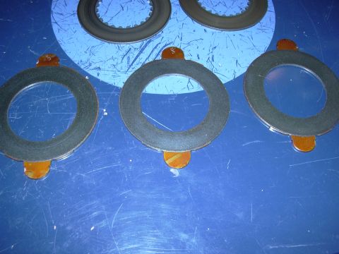 1996 Ford Crown Victoria - Clutch pack friction plates are laid out on a blue surface, with a Supermotors logo visible.