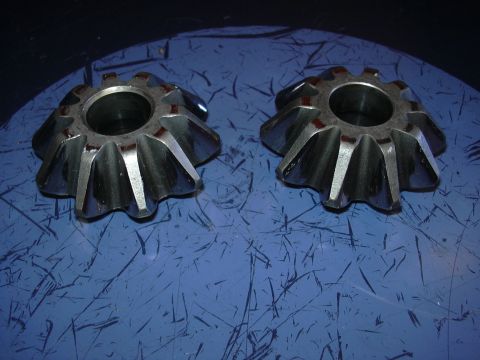 1996 Ford Crown Victoria - Two differential gears are shown, likely for a vehicle's drivetrain.