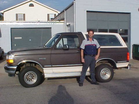 1992 Ford Bronco - I've known Tom for 16 years and he is spearheading my restoration effort. He is starting by rebuilding the 5.8 litre 351 engine. 07/30/02