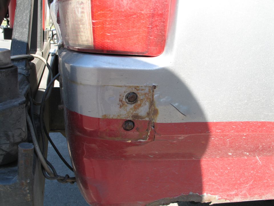 1995 Ford Bronco rear bumper corner showing rust around mounting bolts