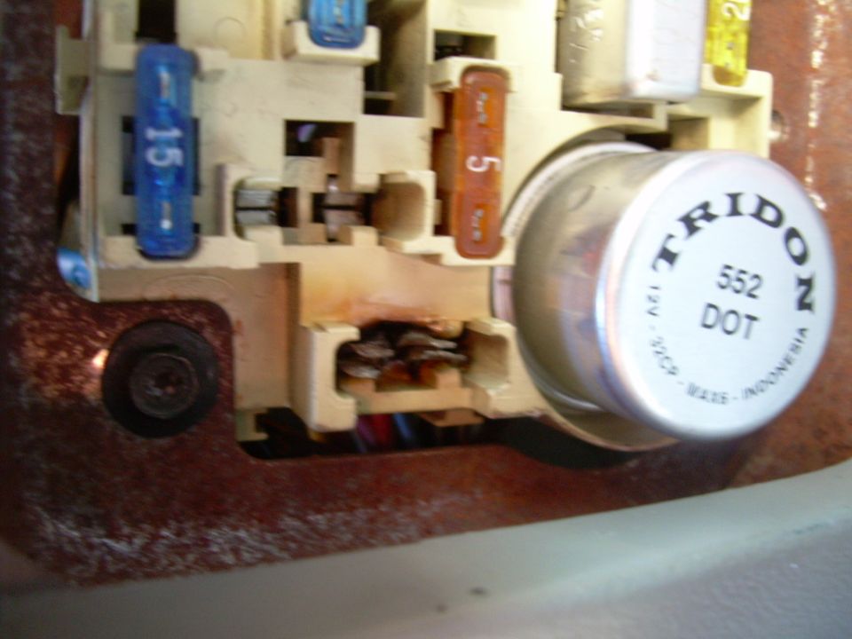 Fuse box with TRIDON 552 DOT component and fuses