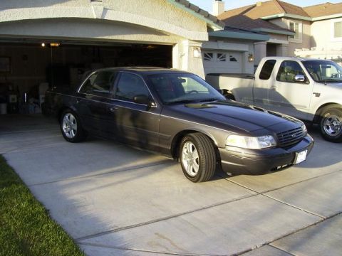 2005 Ford Crown Victoria - Frontal 2