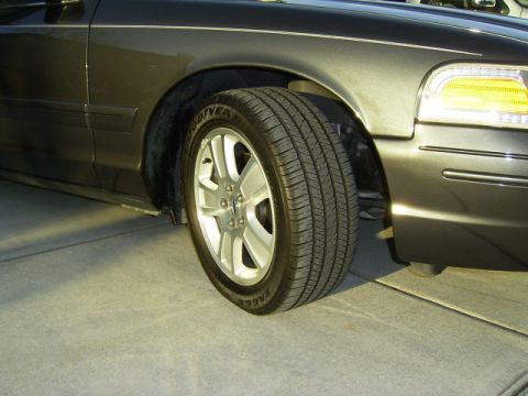 2005 Ford Crown Victoria - Front Wheel