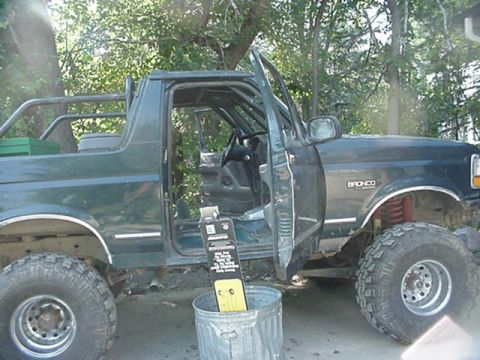 1992 Ford Bronco - removing the carpet. no seats.