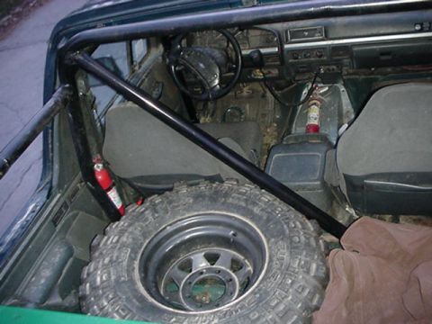 1992 Ford Bronco - in front of the "box" the spare fits nicely wedged between the seat, qyarter panel, box, and cage bar.