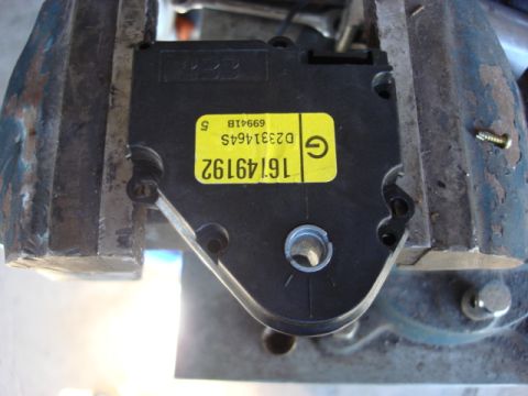 1983 Ford Bronco - ok this is the electric motor it controls the recycle/air diverter and it is the same in the rear air unit as well.